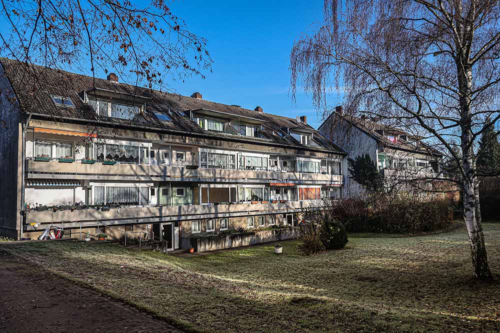 Das Wohnungsunternehmen DOGEWO21 erweitert seinen Bestand zum 1. Januar 2022 um eine Wohnanlage mit drei zusammenhängenden Mehrfamilienhäusern in Dortmund-Brackel. Der bisherige Eigentümer hat sich für den Verkauf der Häuser Brackeler Hellweg 246, 248 und 250 an DOGEWO21 entschieden, um dadurch eine nachhaltige und professionelle Bewirtschaftung für die Mieter*innen auch in Zukunft sicherzustellen. Die Wohnanlage stammt aus den 1960er Jahren und verfügt über insgesamt 21 Wohnungen, die zwischen 24 und 71 m2 Wohnfläche haben. Auf dem rund 3.000 m2 großen Grundstück befinden sich zudem Garagen und Stellplätze. Mit dem Kauf der drei Mehrfamilienhäuser erweitert DOGEWO21 den Bestand auf 16.347 Wohnungen. „Wir sichten stetig den Dortmunder Wohnungsmarkt. Wenn ein Ankauf wirtschaftlich ist und in unser Portfolio passt, erweitern wir unseren Wohnungsbestand“, erläutert Klaus Graniki, Geschäftsführer von DOGEWO21. In 2022 wird DOGEWO21 notwendige Sanierungsarbeiten an Teilen der Fassade, im Bereich von Balkonen und Brüstungen sowie an der elektrischen Anlage im Treppenhaus durchführen. Die Maßnahmen wirken sich nicht auf die Mieten aus. Die Servicemitarbeiter*innen und Kundenberater*innen von DOGEWO21 stehen künftig auch den Mieter*innen der Häuser am Brackeler Hellweg mit Rat und Tat zur Seite.