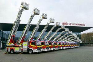 Der Fuhrpark der Dortmunder Feuerwehr wurde weiter modernisiert und 13 neue Drehleitern in Dienst gestellt.