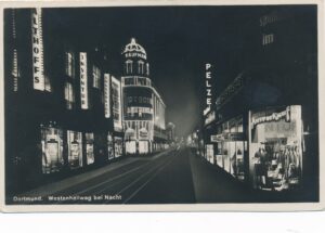 Westenhellweg mit dem Geschäftshaus Gebr. Kaufmann im Lichterglanz, 1928 (Slg. Klaus Winter)