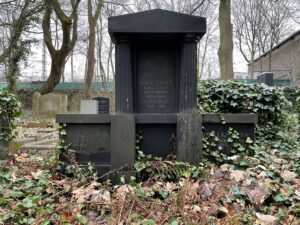 Grabmal der Familie Leo Jonas auf dem Ostfriedhof, heute