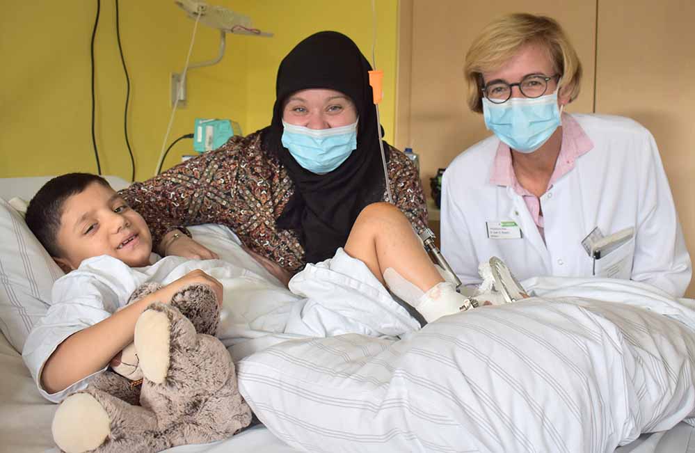 Zekrya, Pflegemutter Selda Keskin und Dr. Kathrin Rosery (Oberärztin in der Klinik für Orthopädie des Klinikums Dortmund) nach der Operation.