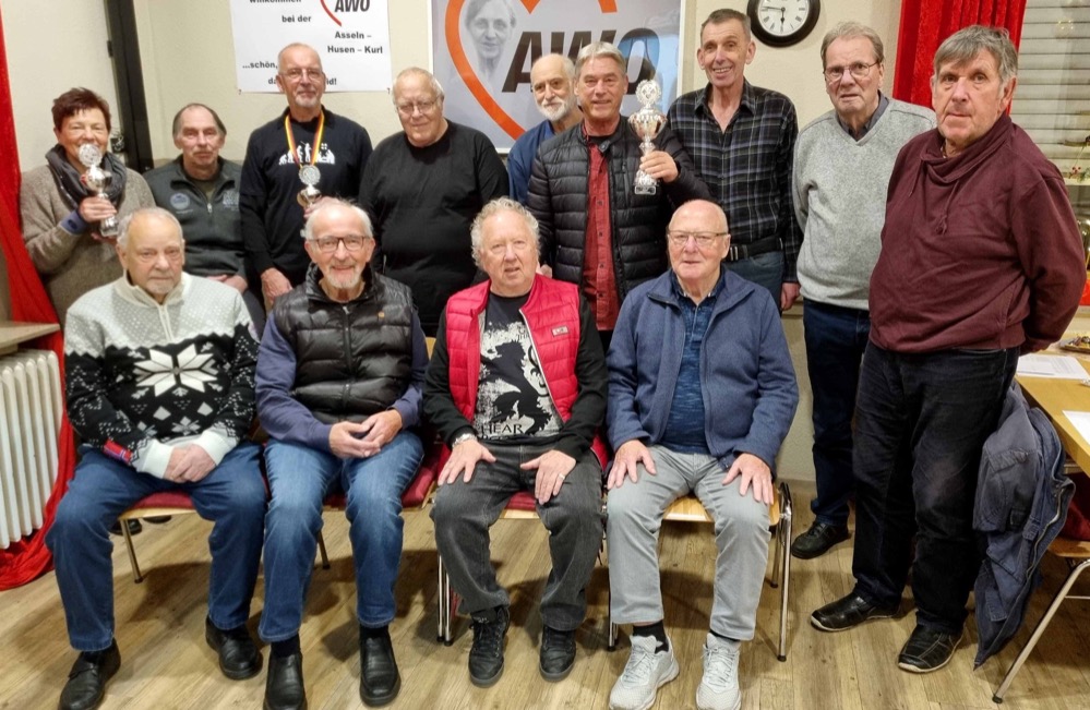 Zum Jahresabschluss 2021 nahm der örtliche AWO-Vorsitzende Norbert Roggenbach die Siegerehrung vom Asselner AWO-Skattreff vor. Platz eins belegte in diesem Jahr Roger Massmann mit 22.661 Punkten. Platz zwei ging an Roswitha Görlich mit 22.040 Punkten. Ihr folgte auf Platz drei Günter Jendreieck mit 18.244 Punkten. Günter erreichte mit 2.063 Punkten auch die höchste Tageswertung. Die drei Jahresbesten erhielten jeweils einen Pokal, der Tagespunktsieger zudem noch eine Medaille. Nach Beendigung der Siegerehrung fand ein Weihnachts-Skatturnier zum Jahresabschluss statt. Immer donnerstags um 17.30 Uhr treffen sich die Mitglieder des AWO-Skattreffs in der Asselner Begegnungsstätte Marie-Juchacz-Haus, Flegelstr. 42. Wer Spaß am Skat-Spiel hat, ist herzlich eingeladen, sich dem Skattreff anzuschließen.