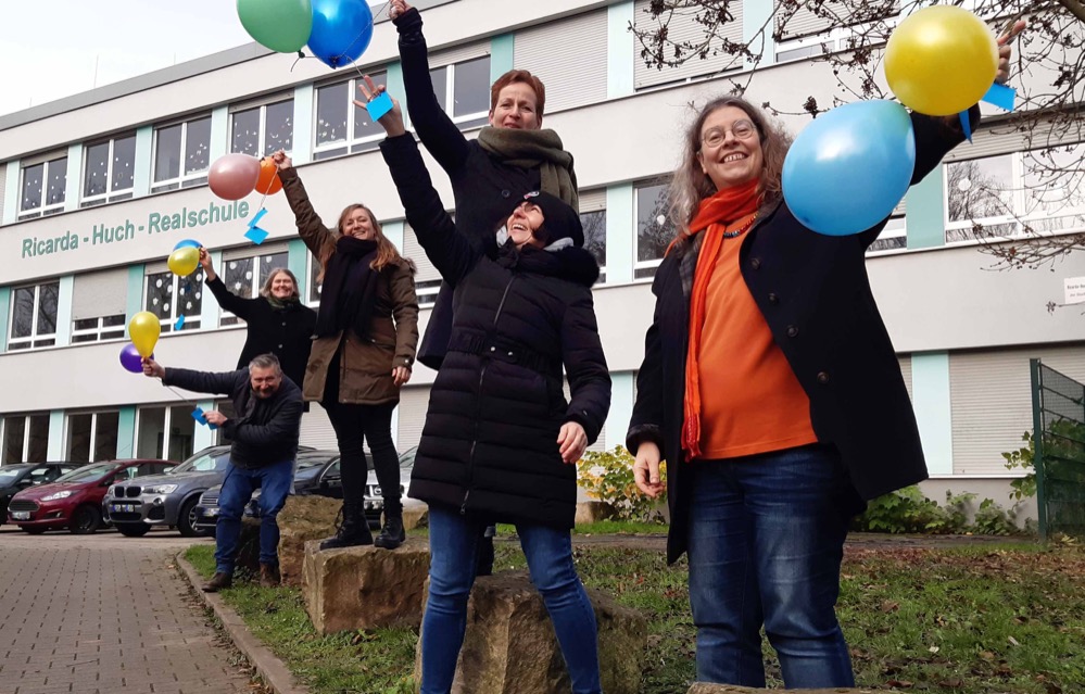 Aufgrund der Corona Situation feierte der Kontakt- und Beratungsverbund Dortmund (KUBDO) dieses Jubiläum mit einer besonderen Aktion: „Um weiter auf schulmüde und schulverweigernde Kinder und Jugendliche in Dortmund aufmerksam zu machen, hatten die Berater*innen gemeinsam mit Ansprechpartner*innen an Schulen zum Thema Schulmüdigkeit am 3. Dezember 2021 Luftballons in den Himmel steigen lassen. Zeitgleich um 12 Uhr wurden in ganz Dortmund die Luftballons losgelassen.  Diese Ballons trugen Wünsche zur Verringerung von Schulmüdigkeit“, erläuterte Katrin Meyersieck. Erste Rückmeldungen zeigen, dass das Thema Schulabsentismus im Verlauf der Pandemie neue Zielgruppen sichtbar macht, wie z.B. Kinder und Jugendliche, die nach dem Lockdown, aufgrund von Ängsten, den Weg nicht in die Schule zurückgefunden haben, sowie diejenigen, die  massiv Unterrichtsinhalte beim Distanzlernen verpasst haben und deshalb die Schule verweigern. In der Beratung hat sich außerdem gezeigt, dass nicht alle Kinder und Jugendliche in gleichem Maße über die notwendigen Zugänge zum Internet, die nötige Technik sowie über die erforderlichen Basiskenntnisse der digitalen Anwendungsmöglichkeiten und Software verfügen. Des Weiteren wollen die Mitarbeiter*innen des Kontakt- und Beratungsverbundes auf ihr Beratungsangebot aufmerksam machen: "Wir sind für alle Betroffenen unter der Hotline Nummer 0231-5010017 und über unsere Homepage www.kub-dortmund.de erreichbar“, macht Oliver Uzunkol deutlich. Nicht nur die Schüler*innen und ihre Eltern können die Beratung aufsuchen. Auch Lehrer*innen, Schulsozialarbeiter*innen sowie Fachkräfte der Jugendhilfe und anderer Stellen können sich bei Fällen von Schulverweigerung an die Mitarbeiter*innen wenden. Der Kontakt- und Beratungsverbund, gefördert und unterstützt durch den Landschaftsverband Westfalen Lippe und die Stadt Dortmund, ist die einzige spezifische Beratungseinrichtung für schulmüde und schulverweigernde Jugendliche und alle am System beteiligten Personen in Dortmund. Ansprechpartner*innen Oliver Uzunkol, Katrin Meyersieck, Angela Dietz,  Hotline Nummer 0231-5010017 Homepage www.kub-dortmund.de