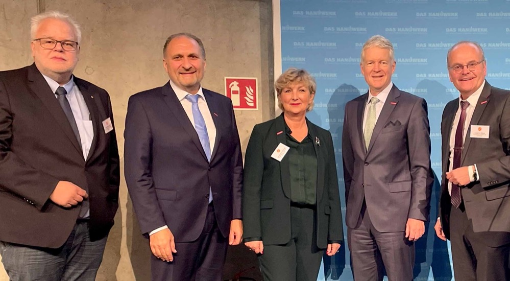 Martina Gralki-Brosch, Vorsitzende und Bundesinnungsmeisterin des Zentralverbands Schilder und Lichtreklame (ZVSL), Bundesinnungsverband der Schilder- und Lichtreklamehersteller, ist neues Vorstandsmitglied des Unternehmerverbands Deutsches Handwerk e.V. (UDH). Die Mitgliederversammlung des höchsten Organs der deutschen Zentralfachverbände wählte die 57-jährige Handwerksunternehmerin aus Witten am Freitag in Berlin einstimmig in das Führungsgremium des Verbands. Zu den ersten Gratulanten gehörten der Präsident des Zentralverbands des Deutschen Handwerks (ZDH) Hans Peter Wollseifer und ZDH-Generalsekretär Holger Schwannecke. Martina-Gralki-Brosch hatte sich als Vorsitzende des ZVSL von 2017 bis 2020 auf Bundesebene des Handwerks einen Namen gemacht, als sie sich in einer Planungsgruppe von ZDH und UDH mit großem Engagement dafür einsetzte, die Novellierung der Handwerksordnung von 2004 zu korrigieren. Ein Vorhaben, das am 1. Januar 2020 mit Inkrafttreten der neuen Handwerksordnung (HwO) in Deutschland und der Rückkehr von 12 Handwerksberufen in die Meisterpflicht von Erfolg gekrönt wurde. Eine Karriere im Handwerk Martina Gralki-Brosch war als Inhaberin eines Betriebs des Schilder- und Lichtreklameherstellerhandwerks seit 1992 auf Innungsebene in Dortmund aktiv geworden, als einzige Frau ein Novum in den Anfangsjahren. 2000 stiegt die Schilder- und Lichtreklameherstellermeisterin in den Vorstand auf, wurde Lehrlingswartin und Mitglied im Gesellenprüfungsausschuss. Später avancierte sie zur stellvertretenden Obermeisterin der Schilder- und Lichtreklamehersteller-Innung für die Regierungsbezirke Arnsberg und Münster, die ihren Sitz in Dortmund hat. 2002 nahm sie dann erstmals Kontakt zum damaligen Zentralverband Werbetechnik (ZVW), dem Bundesinnungsverband des Schilder- und Lichtreklameherstellerhandwerks auf. Dort wurde sie zunächst in den Bildungsausschuss gewählt. 2005 schaffte sie den Sprung zur Vorsitzenden des Bildungsausschusses und 2011 parallel in den Vorstand und zur Bundesinnungsmeisterin. 2017 kamen zusätzliche Aufgaben als Vorsitzende des Sozialausschusses/Tarifpolitik hinzu. Größte Erfolge der vergangenen Jahre im heutigen Zentralverband Schilder und Lichtreklame (ZVSL) waren für Martina Gralki-Brosch die Novellierung der Ausbildungsverordnung und die Rückkehr des Schilder- und Lichtreklameherstellerhandwerks in die Meisterpflicht nach der neuen Handwerksordnung zu Beginn des Jahres 2020. Über den UDH e.V. Die Zentralfachverbände des deutschen Handwerks bilden gemeinsam den Unternehmerverband Deutsches Handwerk (UDH) mit Sitz in Berlin. Der UDH hat die Aufgabe, die gemeinsamen fachlichen, beruflichen, wirtschaftspolitischen, sozialpolitischen und kulturellen Belange der ihm angehörenden Mitgliedsverbände zu vertreten. Über den ZVSL Der Zentralverband Schilder und Lichtreklame (ZVSL) – Bundesinnungsverband der Schilder- und Lichtreklamehersteller – mit Sitz in Dortmund ist ein Berufsverband für die in die Handwerksrolle eingetragenen Betriebe des Schilder- und Lichtreklameherstellerhandwerks. Als Bundesinnungsverband nimmt er die gesellschaftlichen und politischen Interessen des Handwerks wahr und unterstützt die angeschlossenen Innungen in der Erfüllung ihrer gesetzlichen und satzungsmäßigen Aufgaben. Im Vordergrund stehen dabei die Einflussnahme auf Vorschriften und Richtlinien sowie die Vertretung bei Behörden und anderen Organisationen. Eine wesentliche Aufgabe ist die Aus- und Fortbildung im Schilder- und Lichtreklameherstellerhandwerk. Der ZVSL ist aufgrund rechtlicher Grundlagen befugt, die Aus- und Weiterbildung zu regeln und zu überwachen sowie Fachschulen und Fachkurse einzurichten und zu unterstützen. Er fördert ferner die wirtschaftlichen und sozialen Interessen der den Innungen und Fachgruppen angehörenden Mitglieder sowie der Einzelmitglieder und schließt Tarifverträge mit der Industriegewerkschaft Bauen-Agrar-Umwelt ab. Bildzeile: Gratulation zur Wahl in den UDH-Vorstand: (v.l.) stv. Bundesinnungsmeister des ZVSL und Obermeister der Innung des Schilder- und Lichtreklameherstellerhandwerks für die Handwerkskammerbezirke Bielefeld und Osnabrück Frank Berenbrinker, Präsident des Zentralverbands des Deutschen Handwerks (ZDH) Hans Peter Wollseifer, Bundesinnungsmeisterin Martina Gralki-Brosch, Generalsekretär des Zentralverbands des Deutschen Handwerks Holger Schwannecke, ZVSL-Geschäftsführer Ludgerus Niklas.