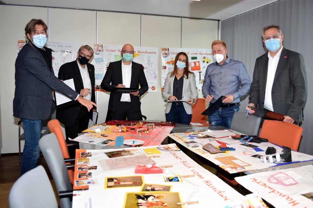 Mehr Poster gab es noch nie: Der diesjährige Kindermalwettbewerb „Unser Bild vom Handwerk“ der Kreishandwerkerschaft Dortmund und Lünen knackt 2021 alle Rekorde. Insgesamt 16 Einsendungen von Kindergärten und Kindertagesstätten galt es für die sechsköpfige Jury in dieser Woche zu bewerten. Mit dabei waren auch die Vertreter der drei Sponsoren, der SIGNAL IDUNA Gruppe, der IKK classic sowie des BVB. „Es ist immer wieder toll zu sehen, wie kreativ sich die Kinder das Handwerk erschließen“, sagte Kreishandwerksmeister Dipl.-Ing. Christian Sprenger anlässlich der Jury-Tagung. „Es ist diesmal wirklich keine leichte Aufgabe, die Sieger zu finden.“ Vielfalt der Berufe kreativ kennenlernen Die Kreishandwerkerschaft Dortmund und Lünen hatte den Wettbewerb „Unser Bild vom Handwerk“ Ende August zum sechsten Mal gestartet und alle Kindertageseinrichtungen der Region zum Mitmachen eingeladen. Die Teilnehmer bekamen dazu ein Riesenposter zugeschickt, das künstlerisch und kreativ zum Thema „Handwerk“ bemalt, beklebt und gestaltet werden konnte. Ziel des Wettbewerbs ist es, die Kinder auf das Handwerk und die Vielfalt seiner Berufe aufmerksam zu machen. Als Preise gibt es 500 Euro für den Sieger, 300 Euro für den Zweitplatzierten und 200 Euro für die Drittplatzierte Gruppe. Die Sieger werden- wenn es die Pandemie-Situation zulässt – am 24. November die Preise im Rahmen einer Siegesfeier in den Werkstätten des Handwerks überreicht bekommen. Bildzeile: Die Jury des Kindermalwettbewerbs mit (v.l.) dem Lüner Stadthandwerksmeister Christoph Haumann, Kreishandwerksmeister Dipl.-Ing. Christian Sprenger, dem Gebietsdirektor der SIGNAL IDUNA Gruppe Marcel Fiege, Regionalgeschäftsführerin Claudia Baumeister von der IKK classic, dem Sportlichen Leiter im Grundlagen- und Aufbaubereich des BVB Andreas Bath, sowie dem Hauptgeschäftsführer der Kreishandwerkerschaft Dortmund und Lünen Joachim Susewind. Foto: Kreishandwerkerschaft