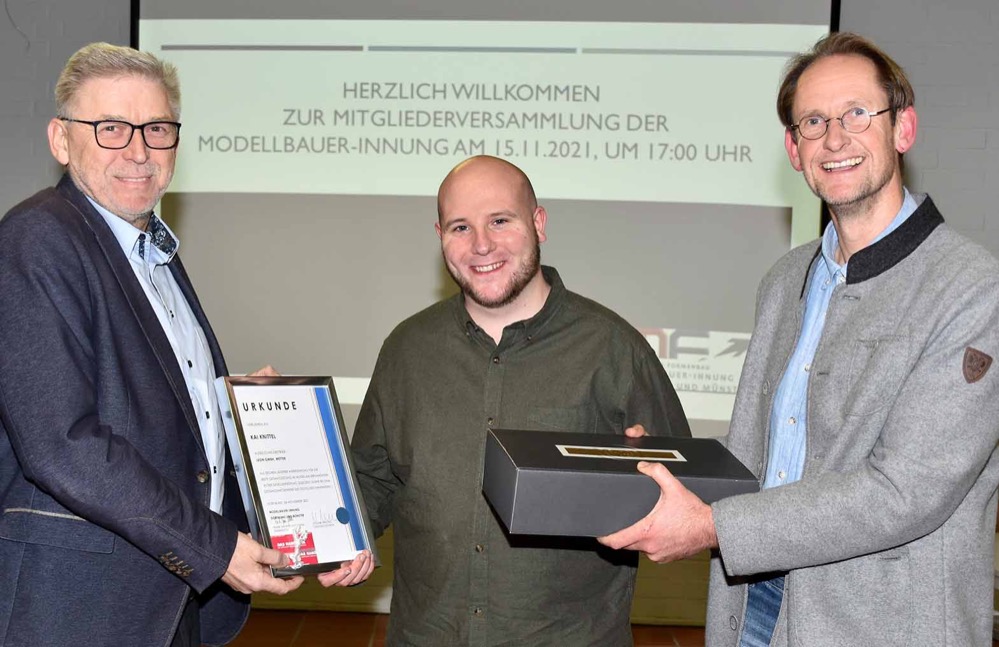 Kai Knittel aus Herdecke ist Kammersieger des Leistungswettbewerbs des Deutschen Handwerks 2021 und gleichzeitig prüfungsbester Geselle / Obermeister und Geschäftsführer überreichen Urkunde bei Mitgliederversammlung in Dortmund Gleich doppelte Gratulationen gab es am Montag für Kai Knittel aus Herdecke von den Vertretern der Modellbauer-Innung für die Handwerkskammerbezirke Dortmund und Münster. Der 25-jährige frischgebackene Technische Modellbauer, Fachrichtung Gießerei, hatte nicht nur als bester Auszubildender die Gesellenprüfung 2021 abgelegt, sondern war auch noch als erster Kammersieger aus dem Leistungswettbewerb des Deutschen Handwerks 2021 hervorgegangen. „Sie können zur Recht stolz auf diese hervorragende Leistung sein“, lobte Obermeister Frank Grewer-Czytkowski den beruflichen Nachwuchs bei der Mitgliederversammlung der Innung in Dortmund. „Wir hoffen, dass Sie unserem Handwerk treu bleiben und vielleicht sogar eine Karriere als Meister anstreben.“ Neben Präsenten überreichte der Obermeister zusammen mit Geschäftsführer Volker Walters für den doppelten Erfolg auch eine Ehrenurkunde des Handwerks an den ausgezeichneten Gesellen. Traumberuf Modellbauer Kai Knittel hatte 2017 nach seinem Schulabschluss eine Ausbildung im Modellbauerhandwerk bei der Leon GmbH in Wetter begonnen. „Ich wollte einen handwerklichen und einen kreativen Beruf zugleich erlernen“ erklärt der gebürtige Herdecker. „Außerdem habe ich mich für Computer Aided Design (CAD) interessiert, das in meinen Beruf eingesetzt wird. Mit dem Modellbauerhandwerk habe ich damals eine gute Wahl getroffen.” Dreieinhalb Jahre dauerte die Lehre von Kai Knittel an deren Ende im Frühjahr 2021 die Gesellenprüfung stand. „Wir mussten bei der Prüfung eine Modelleinrichtung für einen Kreuzkopf herstellen. Das war keine leichte Aufgabe”, erklärt Kai Knittel. Für seine berufliche Zukunft stehen dem Gesellen nun mehrere Perspektiven offen. Entschieden hat er sich allerdings noch nicht. Bildzeile: Herzliche Gratulation zum Erfolg: v. l. Innungsgeschäftsführer Volker Walters, Kai Knittel, Frank Grewer-Czytkowski, Obermeister der Modellbauer-Innung für die Handwerkskammerbezirke Dortmund und Münster.