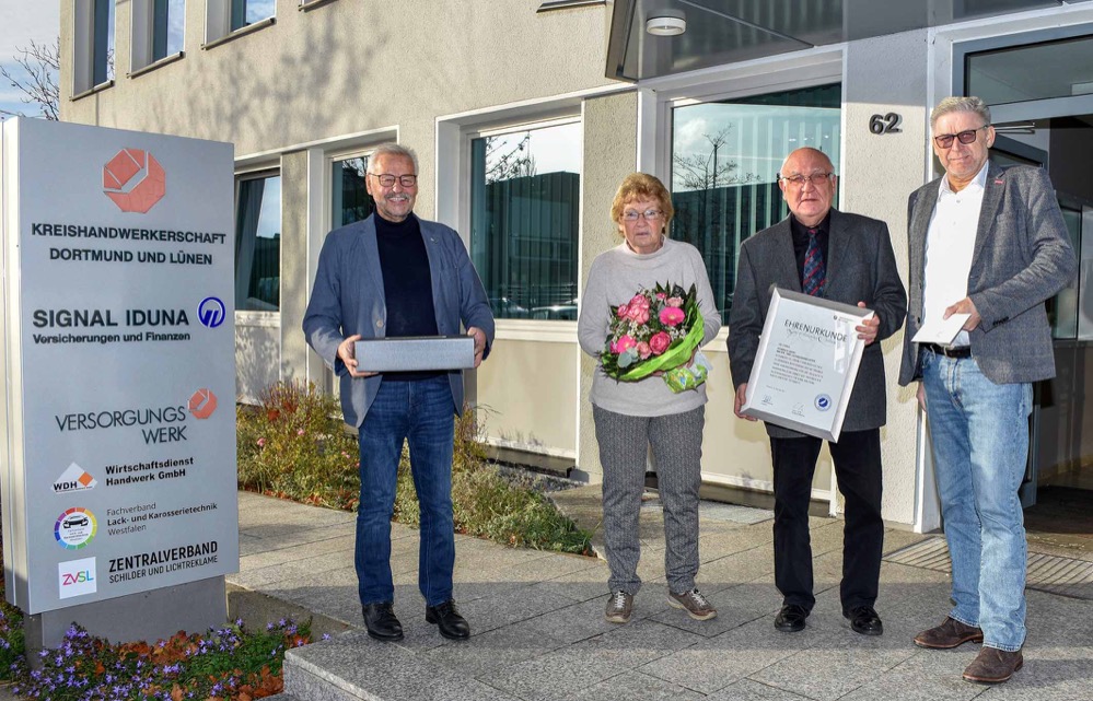 Auf 40 erfolgreiche Jahre im Fahrzeuglackiererhandwerk kann die Autolackiererei Geist in Ennepetal zurückschauen. 1981 wurde das Familienunternehmen, das sich auf qualitativ hochwertige Fahrzeuglackierung und Karosserie-Instandsetzung spezialisiert hat, von Heinrich Geist gegründet. Anlässlich des Jubiläums war der Senior des Familienbetriebs, der auch heute noch mit 75 Jahren die Geschäftsleitung innehat, zusammen mit seiner Frau nach Dortmund zum Fachverbands Lack- und Karosserietechnik Westfalen eingeladen worden. Dort erhielt der Lackierermeister aus den Händen des Verbandsvorsitzenden Heinz-Bernd Raue und des Geschäftsführers Volker Walters eine Ehrenurkunde des Handwerks verliehen. „Es ist eine ganz besondere Leistung, wenn ein Handwerksbetrieb, wie Sie ihn in Ennepetal gegründet haben, sich vier Jahrzehnte erfolgreich am Markt behaupten kann“, so Heinz-Bernd Raue. „Dieser Erfolg ist immer auch eng verbunden mit einem großen persönlichen Einsatz der ganzen Familie. Darum gratuliere ich Ihnen und Ihrer Frau persönlich sehr herzlich zum Jubiläum.“ Als junger Meister selbstständig gemacht Heinrich Geist, der ursprünglich in Bayern geboren wurde, war schon als Kind mit seiner Familie nach Hagen gezogen und wuchs dort auf. Als junger Mann absolvierte er eine Lehre in der Industrie, wechselte nach dem Wehrdienst aber ins Handwerk und arbeitete als Lackierer für mehrere Opel-Autohäuser der Region. Nach erfolgreichen Jahren als Geselle zog es ihn schließlich auf die Badische Malerfachschule in Lahr im Schwarzwald, wo er seine Meisterausbildung machte. Mit 35 Jahren wagte sich der frischgebackene Meister dann mit seinem eigenen Betrieb in Ennepetal in die Selbstständigkeit. Standen am Anfang noch viele kleine Lackierarbeiten im Auftragsbuch des jungen Unternehmens, spezialisierte sich der Betrieb mit den Jahren immer weiter auf die Autolackiererei und Karosserie-Instandsetzung. Mit der Zeit wuchs die Firma, zog 2013 in ein neues Gebäude an der Hagener Straße, dem heutigen Firmensitz, um. Hier bietet die Autolackiererei Geist heute mit sechs Beschäftigten einen fachlich kompetenten Service auch für Unfallreparaturen, Sonderlackierungen und Restauration an sowie einen Glasbruch-Service und die kompetente Abwicklung von Versicherungsschäden. Ausbildung war stets ein großes Anliegen Eines der wichtigsten Ziele für Heinrich Geist war während der gesamten vier Jahrzehnte immer die Förderung und Ausbildung des beruflichen Nachwuchses. Bereits kurz nach der Gründung 1981 nahm er einen ersten Auszubildenden in den Betrieb und führte diese Tradition über die Jahre hinweg weiter – auch mit vielen Umschülern. Unter den Absolventen waren auch Beschäftigte, die dem Betrieb die Treue hielten, selbst ihren Meister machten und bis heute im Familienunternehmen mitarbeiten. Seit 1986 ist auch einer seiner beiden Söhne im Betrieb, der heute an maßgeblicher Stelle mitarbeitet. Heinrich Geist ist mit seinen 75 Jahre selbst noch als Geschäftsführer aktiv. Wenn es nach ihm geht, will er seinen Beruf noch möglichst lange ausüben und als Meister im Handwerk arbeiten. Bildzeile: Gratulation zum Jubiläum: (v.l.) Verbandsvorsitzender Heinz-Bernd Raue, Karin Geist und Heinrich Geist, sowie Volker Walters, Geschäftsführer des Fachverbands Lack- und Karosserietechnik Westfalen.