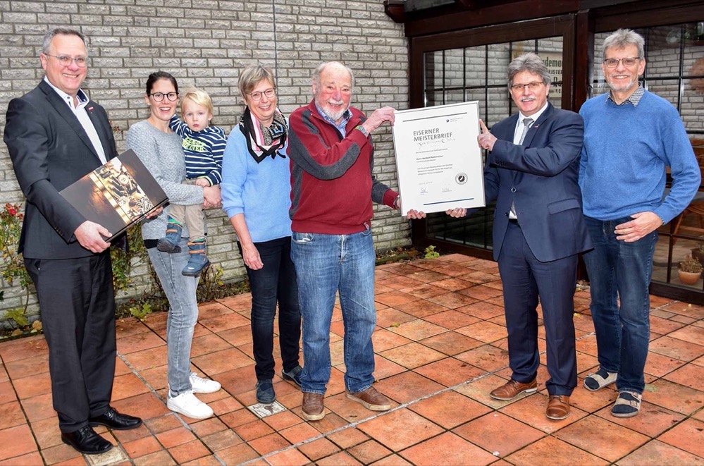 Auf die lange Zeit von 65 Jahren als Elektroinstallateurmeister kann der Dortmunder Heribert Rademacher zurückblicken. Anlässlich des außergewöhnlichen Jubiläums waren der Obermeister der Innung für Elektrotechnik Dortmund und Lünen, Volker Conradi, und Innungsgeschäftsführer Joachim Susewind eigens nach Dortmund-Wickede gekommen, um dem 88-jährigen Jubilar zu gratulieren. „Ihr Beispiel zeigt allen: Der Meisterbrief im Handwerk macht nicht nur erfolgreich, er hält auch jung”, so der Obermeister. „Meinen herzlichen Glückwunsch auch im Namen aller Innungsbetriebe zu Ihrem außergewöhnlichen Jubiläum.” In die Fußstapfen des Vaters getreten Heribert Rademacher hatte seine Lehre in den 1950er Jahren im Betrieb seines Vaters absolviert, der das Unternehmen „Walter Rademacher Elektrotechnik“ 1933 gegründet hatte. Nach der Lehre arbeitete er zunächst als Geselle im Familienbetrieb mit, wechselte dann aber noch in zwei andere Dortmunder Elektrotechnik-Unternehmen, um Erfahrungen im Handwerk zu sammeln. Dass er den väterlichen Betrieb einmal übernehmen würde, war von Anfang an klar. Darum ergriff der heutige Jubilar nach drei obligatorischen Gesellenjahren die Initiative, ging zur Meisterschule und legte 1956 seine Prüfung als Elektroinstallateurmeister vor der Handwerkskammer Dortmund ab. Anschließend arbeitete er im Familienbetrieb weiter mit und übernahm das Handwerksunternehmen 1968. Schwerpunkt der Arbeit waren in dieser Zeit nicht nur private Hausinstallationen, sondern auch gewerbliche Aufträge. Später kam die Installation von Nachtspeicherheizungen dazu. Als Innungsbetrieb ausgebildet Dass das Handwerksunternehmen von Anfang an Innungsmitglied war und auch ausbildete, das war für den Familienbetrieb Rademacher stets eine Selbstverständlichkeit. Ungezählte junge Menschen durchliefen während des fast 100-jährigen Bestehens eine Ausbildung im Elektrotechnikhandwerk. Das zahlte sich für Heribert Rademacher 1996 aus, als er seinen Betrieb an Walter Müller weitergab, einen ehemaligen Gesellen aus eigenem Haus, der das Unternehmen als „Heribert Rademacher Elektrotechnik, Inhaber Walter Müller e.Kfm.“ bis heute fortführt. Bildzeile: Gratulation zum Jubiläum: (v.l.) Innungsgeschäftsführer Joachim Susewind, Enkelin Teresa Gottschling mit Urenkel Anton Gottschling, Tochter Jutta Hierl, Jubilar Heribert Rademacher, Obermeister Volker Conradi und Schwiegersohn Armin Hirl. Foto: Innung für Elektrotechnik Dortmund und Lünen