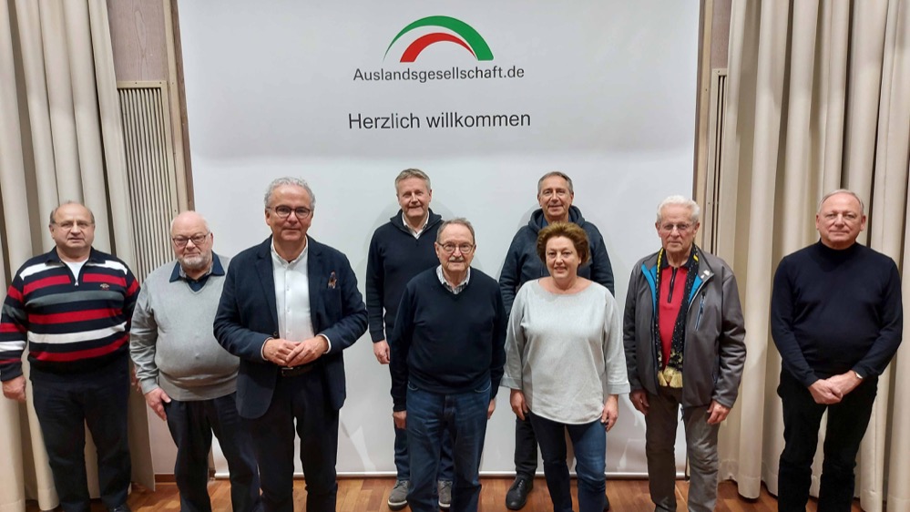 In seiner diesjährigen Mitgliederversammlung ist der Vorstand des Vereins zur Förderung der Städtefreundschaft Netanya und Dortmund e.V. für die nächsten drei Jahre neu gewählt worden. „Ziel ist es, wieder in gewohnter Weise den deutsch-israelischen Jugendaustausch zu unterstützen und so hofft der Vorstand, dass im kommenden Jahr wieder Reisen nach Dortmund und Netanya möglich sein werden“, so Klaus Wegener, Vorsitzender des Freundschaftsvereins. Auf dem Bild: Die Vorstandsmitglieder des Vereins (v. l. n. r.): Rainer Sack, Joachim Fischer, Klaus Wegener, Adolf Miksch, Michael Tolksdorf, Frank Mertin, Hans-Werner Reckmann, Dr. Jürgen Eigenbrod und die Geschäftsführerin Claudia Steinbach (3.v.r.)