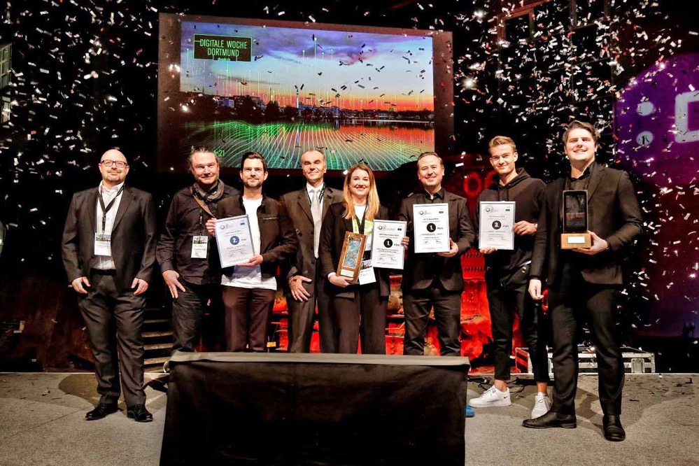 Der IT-Club Dortmund hat zum 8. Mal den Branchenpreis sol.IT-Award verliehen. Den stilvollen Rahmen der Verleihung bildete die Abschlussveranstaltung der Digitalen Woche Dortmund in der Stahlhalle der DASA. Ausgezeichnet wurden unter anderem die Leistungen der Dortmunder Unetrnehmen viality AG, Puppeteers GmbH und GREEN IT Das Systemhaus GmbH. Mit der Virtual-Reality-Anwendung „VR-Schulung“ eroberte die viality AG den sol.IT-Award in der Classics-Kategorie für die Lösung mit dem höchsten Kundennutzen. Das Unternehmen entwickelte eine Anwendung für das Erlernen von hygienischen Anforderungen per VR-Brille. Auf den weiteren Plätzen folgten die Puppeteers GmbH mit der Augmented Reality-App „ARget“, die die reale mit der virtuellen Welt verbindet, sowie das Start-up Beautinda GmbH mit der gleichnamigen Online- Vermittlungsplattform für das Friseur- und Kosmetik-Gewerbe. Der zum ersten Mal verliehene Nachhaltigkeitspreis sol.IT-Future Award ging an GREEN IT aus Dortmund für ihr überzeugendes Angebot im Bereich der ökologischen Nachhaltigkeit. Das Unternehmen hat das erste mit Ökostrom betriebene klimaneutrale Rechenzentrum in einem Windrad in Betrieb genommen. Der IT-Club Dortmund bildet mit 75 IT-Unternehmen die größte Fachgruppe innerhalb des Unternehmensverbandes Östliches Ruhrgebiet e. V. Der IT-Club zeichnet seit 2013 IT-Lösungen mit besonders hohem Kundennutzen mit dem sol.IT-Award aus. Mit dem Award sollen kleine und mittelständische Unternehmen der IT-Branche die Möglichkeit erhalten, ihre innovativen Lösungen einer breiten Öffentlichkeit vorzustellen. Von links nach rechts: Peter Hansemann, ICN GmbH, Dortmund Martin Becker, Puppeteers GmbH, Dortmund Sebastian Heger, Puppeteers GmbH, Dortmund Christian Rybak, Jury-Vorsitzender, CIO Comcave College GmbH, Dortmund Tosha Hübert, GREEN IT Das Systemhaus GmbH, Dortmund Markus Rall, GF viality AG, Dortmund Can Kaplan, Beautinda GmbH, Essen Timon Thöne, viality AG, Dortmund