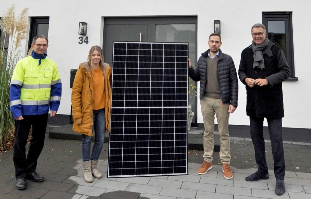Die DONETZ, eine hundertprozentige Tochter der DEW21, hat in einem privaten Haushalt Dortmunds 5000. Photovoltaik-Anlage ans Netz angeschlossen. Heute haben Oberbürgermeister Thomas Westphal und Dr. Bernd Ramthun, Geschäftsführer der DONETZ, bei einem Besuch des Eigentümers der Anlage, Tom Bauernfeind in Brackel, einen Überblick über den Ausbau der Photovoltaik in Dortmund gegeben. „Beim Ausbau der Photovoltaik auf Dortmunds Dächern müssen wir weiter deutlich zulegen! Unser Sofortprogramm Klima wird dafür mehr Schubkraft erzeugen“, sagt Oberbürgermeister Thomas Westphal. Bereits im Mai 2021 hatte der OB das „Sofortprogramm Klima“ vorgestellt. Damit reagierte die Stadt auf die seinerzeit aktuelle Entscheidung des Bundesverfassungsgerichtes, das die Regelungen im Klimaschutzgesetzt der Bundesregierung als nicht ausreichend einstufte und somit die Freiheitsrechte der jungen Generation verletzt sah. „Zu diesem Programm zählen der Aufbau eines Dortmund-Fonds, eines Nachhaltigkeitsnetzwerkes sowie eines kommunalen Wärme- und Dachnutzungsprogramm mit einer Vielzahl weiterer Photovoltaik-Anlagen“, so Westphal. Die im Mai vorgestellten Maßnahmen wurden inzwischen Teil eines umfassender angelegten Handlungsprogramms Klima-Luft 2030. Ziel ist, dass ein Mehr an Klimaschutz in Dortmund zu mehr Qualität im Umweltschutz führt und sich auch zu einem Motor für mehr Arbeitsplätze entwickelt. Das ist eines der strategischen Ziele des Oberbürgermeisters und der Stadt. Der Verwaltungsvorstand hatte deshalb im Oktober dieses umfassende Paket zum Thema Klima auf den Weg in die politischen Gremien gebracht. Mit den 5000 Anlagen auf Dächern von Unternehmen, Gewerbetreibenden und Privatleuten befindet sich Dortmund in der NRW-Spitzengruppe. Und das in einem Bundesland, das im deutschlandweiten Vergleich mit Platz 3 bei der installierten PV-Leistung bereits gut aufgestellt ist – wie das Marktstammdatenregister der Bundesnetzagentur ausführt. So werden für Düsseldorf rund 2000 Anlagen und für Essen rund 2800 Anlagen ausgewiesen. Mit einer Gesamtleistung von rund 63 Megawatt erzeugen die 5000 Dortmunder Anlagen auf den Dächern privater Haushalte wie jenen von Tom Bauernfeind aber auch auf Dächern von Unternehmen, kommunaler Einrichtungen und von Unternehmen in einem durchschnittlichen Sonnenjahr rund 56 Millionen Kilowattstunden. Umgerechnet können damit zirka 13 500 Vier-Personenhaushalte mit Strom versorgt werden.
