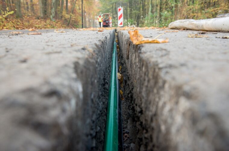 Beim Trenching wird mittels einer Fräse ein schmaler Graben oder Schlitz durch den asphaltierten Straßenoberbau in den Untergrund gefräst.