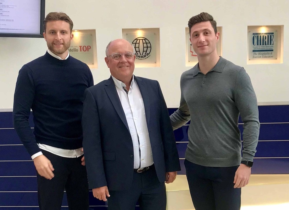 Nach der Business Academy Ruhr und der SmartStore AG (beide aus Dortmund) kommt jetzt ein weiterer Kooperationspartner für die Bildungsangebote im Bereich E-Commerce, Digitalisierung, Innovation und KI hinzu. Schulleiter Harald Becker (mitte) begrüßte die beiden Gründer und Betreiber der amz.mala consulting (Lars Seuß, links, und Matteo Giazzi), einer noch jungen Full Service AMAZON Beratung in Dortmund. Die beiden engagieren sich als Gastdozenten im Wirtschaftsgymnasium „E-Commerce“ und bieten den WIHOGA-Schüler:innen Praktika und Nebenjobs in diesem spannenden und zukunftsweisenden Business an.