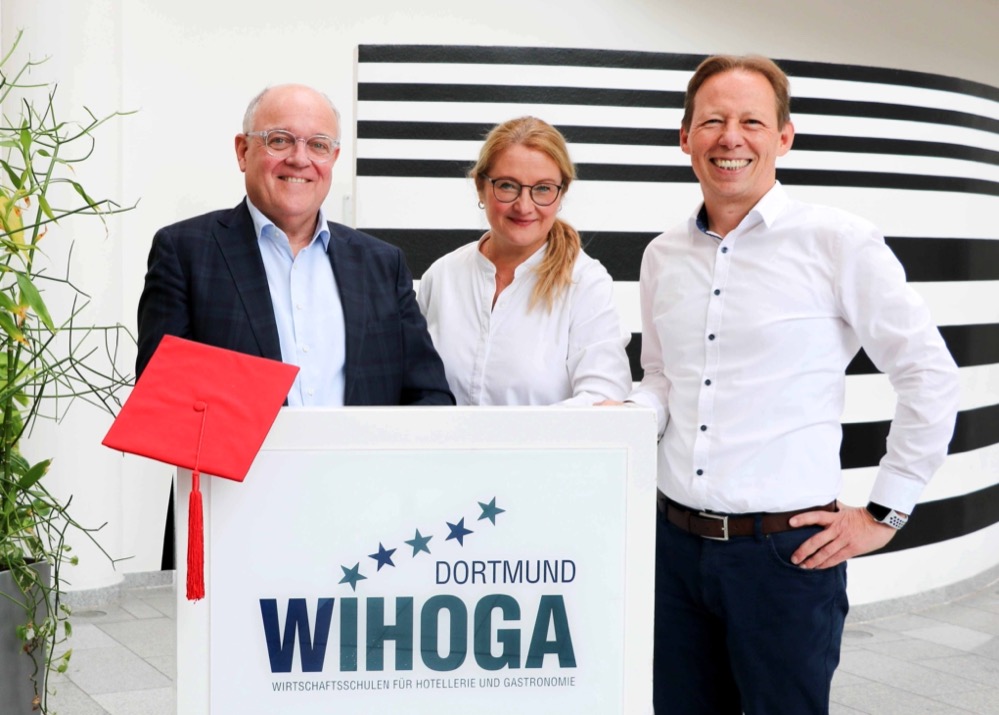 Social Media, Online-Marketing, ja sogar das Führen eines eigenen Online-Shops für angebotene Delikatessen sind alles Themen, die für die Gastro-Branche immer bedeutender werden. Der heutige Gast eines Restaurants oder Hotels, der Kunde eines Catering-Anbieters oder Besucher eines Events kommt heutzutage eben nicht mehr über Mundpropaganda, sondern immer häufiger über das Web. Das kann das schlichte Googlen sein, aber genauso auch das Entdecken eines spannenden Social-Media-Kanals. Gerade jüngere Generationen informieren sich überwiegend web-basiert. Diese Entwicklung hat die WIHOGA, eine der führenden Fachschulen aus der Hospitality-Branche (so der Fachbegriff für alle Sparten, die im Gastgewerbe tätig sind) wahrgenommen und bietet mit nun mit der Dortmunder Business Academy Ruhr gemeinsam digitale Themen an. Bieten ab sofort gemeinsam Online-Lehrgänge an: WIHOGA-Schulleiters Harald Becker (l.), Dr. Marie Huchthausen (m.) und Holger Rohde (r.)