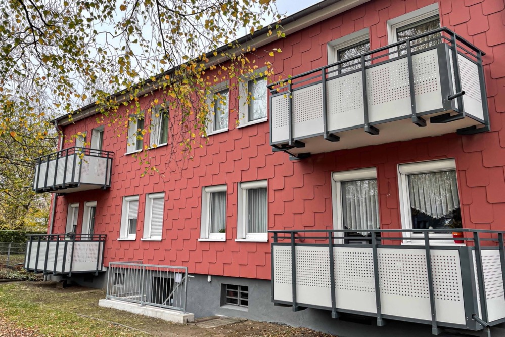 Den Auftakt für eine weitere, große Instandhaltungsmaßnahme in Eving haben die sechs Wohnhäuser in der Württemberger Straße 28-38 gemacht. Neben dem Austausch von Fenstern standen seit Juni 2021 die Sanierung der Balkone, Treppenhäuser und Hausflure auf dem Bauplan. Zusätzlich wurden die Kellerausgänge beleuchtet und die Gegensprechanlagen auf den neuesten Stand gebracht. Alle Häuser erhielten außerdem einen neuen Anstrich. Im ersten Bauabschnitt hat DOGEWO21 rund 440.000 Euro investiert. In mehreren Bauabschnitten werden in den kommenden Jahren weitere Häuser in der Württemberger Straße folgen. Das Wohnungsunternehmen wird insgesamt rund drei Millionen Euro in die Instandhaltung investieren. DOGEWO21 hat in Eving bereits umfangreiche Instandhaltungs- und Modernisierungsmaßnahmen sowie Dachgeschossausbauten durchgeführt, u. a. in der Lüdinghauser Straße und Waldecker Straße. Info: Mit über 16.300 Wohnungen zählt DOGEWO21 zu den größten Vermietern in Dortmund. 2021 investiert das Unternehmen rund 34,5 Millionen Euro in Neubauprojekte, Modernisierung und Instandhaltung.