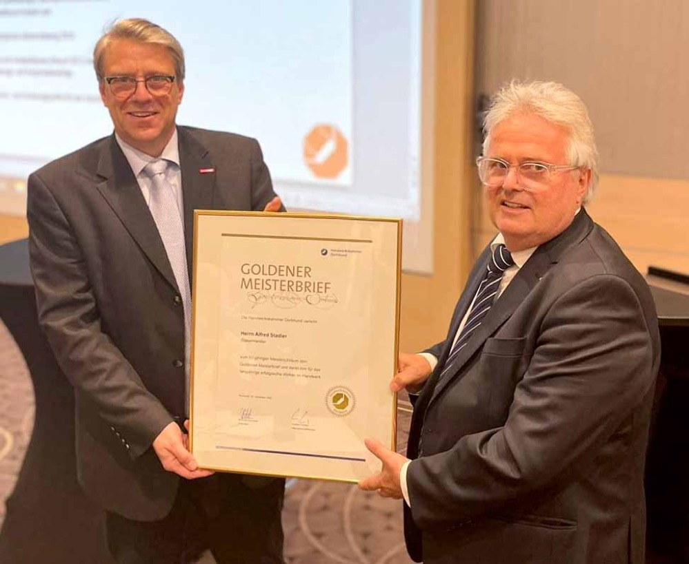 Den Goldenen Meisterbrief für 50 erfolgreiche Jahre als Glasermeister erhielt der Ehrenobermeister der Glaser-Innung für den Regierungsbezirk Arnsberg, Alfred Stadler aus Lüdenscheid (r.), aus der Hand von Kreishandwerksmeister Christian Sprenger (l.).