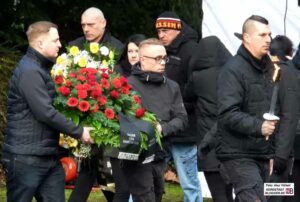 Viele bekannte Neonazis erwiesen ihrer Galionsfigur die letzte Ehre: Darunter auch Michael Brück, Christoph Drewer und Robin S. mit Fackel.