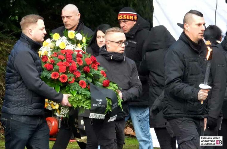 Viele bekannte Neonazis erwiesen ihrer Galionsfigur die letzte Ehre: Darunter auch Michael Brück, Christoph Drewer und Robin S. mit Fackel.
