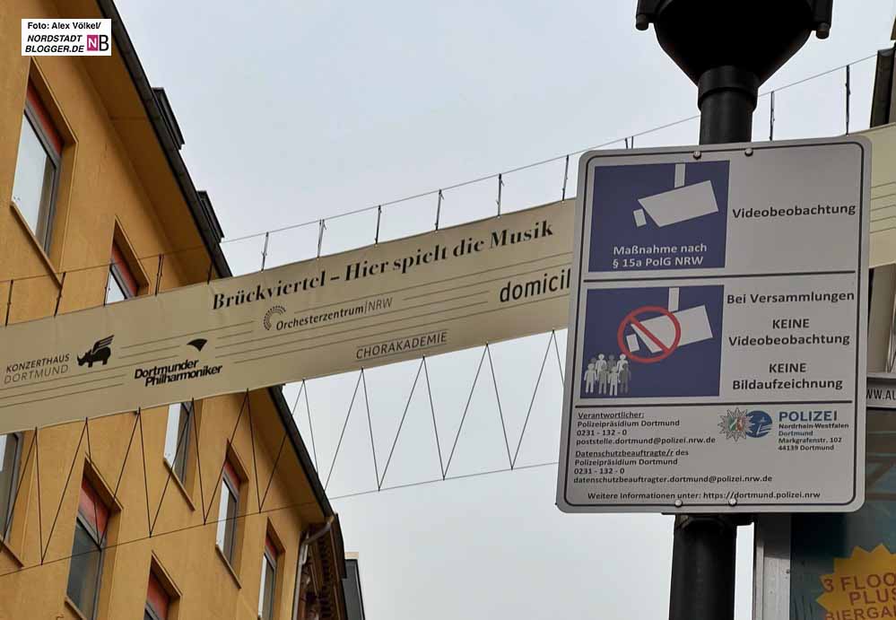 „Brückstraße - hier spielt die Musik“ steht auf dem Banner - neben dem Schild zur Videobeobachtung.