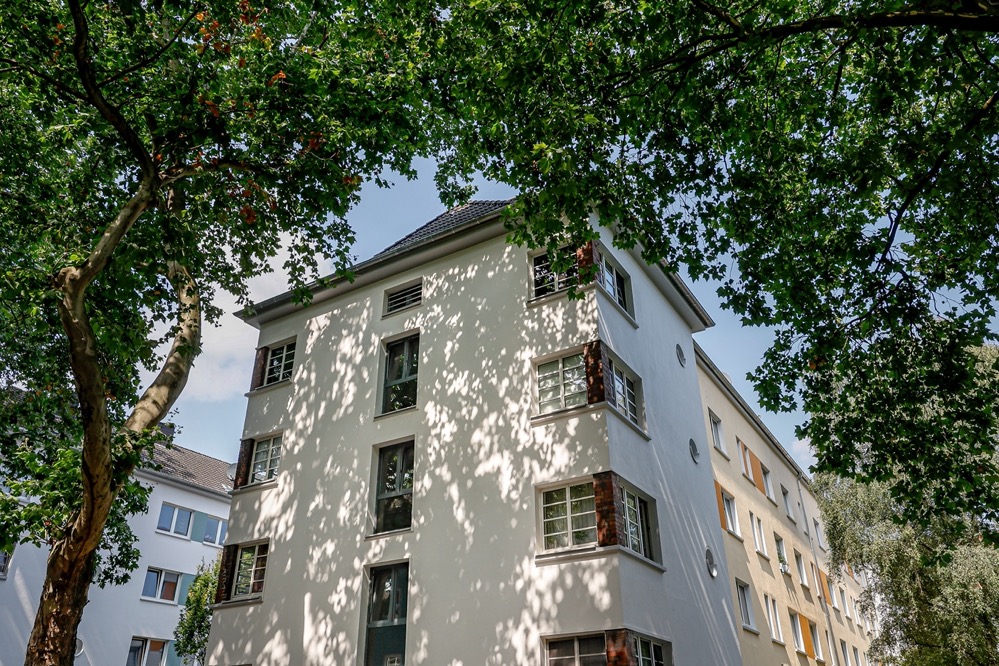 Verschönerung der ersten Häuserblocks in nördlicher Innenstadt abgeschlossen Die Instandhaltungsarbeiten an den ersten vier DOGEWO21-Häuserblocks zwischen Schützenstraße und Kleine Herderstraße sind abgeschlossen. Helle, freundliche Farben lassen jetzt die Fassaden neu erstrahlen. Doch auch im Inneren hat sich einiges getan: die Treppenhäuser erhielten eine neue Elektrik und einen neuen Anstrich. Energiesparende LED-Lampen, der Einbau von Gegensprechanlagen, die Sanierung der Vordächer und der Austausch der alten gegen energetisch hochwertige Flurfenster runden die Maßnahme ab. „Wir sind sehr zufrieden mit dem Ergebnis – die Häuser sehen freundlich und farbenfroh aus und auch unseren Mieter*innen gefällt‘s“, sagt Bernhard Brümmer, zuständiger Bauleiter im Quartier. Im Frühjahr 2022 startet der dritte Bauabschnitt mit dem nächsten Doppelblock. Bis 2025 soll die Instandhaltung des Wohnkarrees mit 48 Häusern aus dem Baujahr 1930 fertig sein. DOGEWO21 investiert rund 2,3 Millionen Euro in das Gesamtprojekt. Info: Das Unternehmen DOGEWO21 investiert viel in seinen Bestand. Mit über 16.300 Wohnungen zählt DOGEWO21 zu den größten Vermietern in Dortmund. 2021 wird das Unternehmen insgesamt 34,5 Millionen Euro in Neubauprojekte, Modernisierung und Instandhaltung investieren.