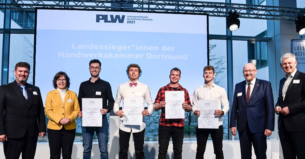 Ddie Landessieger*innen des Leistungswettbewerbs des Deutschen Handwerks 2021 stehen fest! 17 Gewinner*innen kommen aus dem Kammerbezirk der HWK Dortmund. Insgesamt sieben Teilnehmer*innen schafften es auf Platz eins – sie holten sich beim Westdeutschen Handwerkskammertag Ihre Urkunde und ein Präsent ab. Die Gesellinnen und Gesellen kommen aus den folgenden Städten und Kreisen: Anröchte, Bergkamen, Bochum, Dortmund, Ennepetal, Hamm, Hattingen, Herdecke, Herne, Rüthen, Selm, Soest, Sprockhövel, Unna, Warstein, Wetter und Witten. Praktischer Leistungswettbewerb 2021 Auflistung der Landessieger/-innen mit Platzierung u. Kammersieger/-innen- Anröchte Maler und Lackierer Lennart Levenig aus 59609 Anröchte (Ausbildungsbetrieb: Hubert Johannknecht aus 59609 Anröchte) Bergkamen II. Landessiegerin Zahntechnikerin Anatoli Loukidis aus 59192 Bergkamen (Ausbildungsbetrieb: Dental-Labor aus 59192 Bergkamen) Bochum III. Landessiegerin Konditorin Lina Jagusch aus 44791 Bochum (Ausbildungsbetrieb: Schmidtmeier Betriebsgesellschaft mbH aus 44803 Bochum) Goldschmiedin Jasmin Schuler aus 44805 Bochum (Ausbildungsbetrieb: Schmuck der klaren Linie aus 44803 Bochum) Friseurin Addla Ramo aus 44787 Bochum (Ausbildungsbetrieb: Petra Tamm aus 44787 Bochum) Bönen III. Landessieger Anlagenmechaniker für Sanitär-, Heizungs- und Klimatechnik 59199 Bönen (Ausbildungsbetrieb: Alfred Pieper GmbH aus 59067 Hamm) Breckerfeld Jonas Weige aus I. Landesssieger Karosserie- u. Fahrzeugbaumechaniker FR : Karosserieinstandhaltungstechnik Felix Habel aus 58339 Breckerfeld (Ausbildungsbetrieb: Ralf Düllmann aus 58256 Ennepetal) Castrop-Rauxel Kauffrau für Büromanagement Millenia Goldberg aus 44581 Castrop-Rauxel (Ausbildungsbetrieb: Lauing Plastic Technology GmbH aus 44628 Herne) Dortmund II. Landesssieger Mechatroniker für Kältetechnik Nik Ramaj aus 44145 Dortmund (Ausbildungsbetrieb: Seco Kältetechnik GmbH aus 44807 Bochum) I. Landessieger Maurer Daniel Schülke aus 44329 Dortmund (Ausbildungsbetrieb: Sievert Hoch-, Tief- und aus 59368 Werne) Fahrzeuglackierer Angelo Zolda aus 44287 Dortmund (Ausbildungsbetrieb: STS GmbH aus 44328 Dortmund) I. Landessieger Landessieger Elektroniker für Maschinen- und Antriebstechnik Kostrzewa aus 44379 Dortmund (Ausbildungsbetrieb: Vogelsang Elektromotoren GmbH aus 44866 Bochum) Dachdecker Lucas Leskow aus 44328 Dortmund (Ausbildungsbetrieb: Sindermann GmbH, Bedachungen aus 44309 Dortmund) Augenoptikerin Jessica Krieger aus 44328 Dortmund (Ausbildungsbetrieb: Fielmann AG & Co. KG aus 44137 Dortmund) Gelsenkirchen Feinwerkmechaniker Leo Horst aus 45892 Gelsenkirchen (Ausbildungsbetrieb: Wasserstraßen- u. Schifffahrtsamt aus 44628 Herne Adrian Hamm I. Landessieger Tischler Jan Rüther aus 59069 Hamm (Ausbildungsbetrieb: Schreinerei Alpmann aus 59069 Hamm) Metallbauer FR : Konstruktionstechnik Dominik Zimmermann aus 59073 Hamm (Ausbildungsbetrieb: Metallbau-Maroldt-GmbH aus 59063 Hamm) Gebäudereiniger Alexander Schönfeld aus 59077 Hamm (Ausbildungsbetrieb: Nordberger Gebäudereinigung aus 59192 Bergkamen) Hattingen Elektroniker FR : Energie- und Gebäudetechnik Jonas Jost aus 45529 Hattingen (Ausbildungsbetrieb: Elektro Bahr aus 45529 Hattingen) Herdecke Technischer Modellbauer FR : Gießerei Kai Knittel aus 58313 Herdecke (Ausbildungsbetrieb: Leon GmbH aus 58300 Wetter (Ruhr)) Herne Straßenbauer Marc Oberwein aus 44625 Herne (Ausbildungsbetrieb: Stadt Herne/Fachbereich Personal aus 44623 Herne) Lippstadt I. Landessieger Land- und Baumaschinenmechatroniker Max Hoppe aus 59558 Lippstadt (Ausbildungsbetrieb: Schlüter Baumaschinen GmbH aus 59597 Erwitte) II. Landessiegerin Fleischerin Lina Schäfermeier aus 59558 Lippstadt (Ausbildungsbetrieb: Josef Schäfermeier GmbH aus 59557 Lippstadt) Meschede Kraftfahrzeugmechatronikerin Pauline Zacharias aus 59872 Meschede (Ausbildungsbetrieb: EvoBus GmbH aus 44309 Dortmund) Ponitz I. Landessiegerin Modistin Lorena Wiltner aus 04639 Ponitz (Ausbildungsbetrieb: Bärbel Wolfes-Maduka aus 58452 Witten) Recklinghausen I. Zweiradmechaniker FR : Motorradtechnik Joshua Beisenkamp aus 45665 Recklinghausen (Ausbildungsbetrieb: Casis Zweirad Service aus 44866 Bochum) Rüthen III. Landessieger Zimmerer Finn Köster aus 59602 Rüthen (Ausbildungsbetrieb: Zimmermeister F.J. aus 59602 Rüthen) Selm Informationselektroniker SP: Geräte- und Systemtechnik Lukas Diller aus 59379 Selm (Ausbildungsbetrieb: Elektro Steinkuhl GmbH aus 59368 Werne) Soest III. Landessieger Mechaniker für Reifen- und Vulkanisationstechnik Tobias Prahl aus 59494 Soest (Ausbildungsbetrieb: First Stop Reifen Auto Service GmbH aus 61169 Friedberg (Hessen) Bäckerin Jana Judith Jatzkowski aus 59494 Soest (Ausbildungsbetrieb: Bäckerei Morgenstern aus 59597 Erwitte) Sprockhövel IV. Landessiegerin Schilder- und Lichtreklamehersteller/-in Amelie Stampa aus 45549 Sprockhövel (Ausbildungsbetrieb: NEON Wertz GmbH aus 44141 Dortmund) Unna III. Landessieger Schornsteinfeger Dominik Schweers aus 59425 Unna (Ausbildungsbetrieb: Uwe Georg aus 59425 Unna) Warstein Glaser FR : Verglasung und Glasbau Ben Gutsche aus 59581 Warstein (Ausbildungsbetrieb: Glaserei Schmalz GmbH aus 59581 Warstein) Wetter (Ruhr) III. Landessiegerin Orthopädietechnik-Mechanikerin Luzie Hoppe aus 58300 Wetter (Ruhr) (Ausbildungsbetrieb: Sanitätshaus Schock aus 44141 Dortmund)