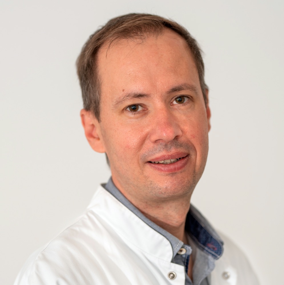 Dr. Ingo Kreis, Leitender Arzt der Rhythmologie im JoHo, hat diese als einer der ersten in Deutschland erhalten. Das Rhythmuszentrum am St.-Johannes-Hospital in Dortmund als Teil der Medizinischen Klinik I genießt einen überregionalen Ruf bei der Behandlung aller Arten von Herzrhythmusstörungen. Die Abteilung bietet ein großes Spektrum an diagnostischen und therapeutischen Möglichkeiten. Es besteht eine umfangreiche Ausstattung mit zwei Elektrophysiologischen Laboren inklusive moderner 3D-Mappingsysteme und einem separaten Schrittmacher-OP. Das Team besteht aus Ärzten und Pflegepersonal mit jahrelanger Erfahrung und hoher Qualifikation. Das Rhythmuszentrum ist zertifiziertes Ausbildungszentrum der Deutschen Gesellschaft für Kardiologie (DGK). Die Zusammenarbeit mit der am Haus vorhandenen Herz-Thorax-Gefäßchirurgie bietet auch bei komplexen Eingriffen ein Höchstmaß an Sicherheit. Die teils komplexen Untersuchungen werden überwiegend durch strahlungsfreie MRT-Untersuchungen vorbereitet. Das Rhythmuszentrum am St.-Johannes-Hospital führt pro Jahr ca. 1.000 elektrophysiologische Untersuchungen, davon größtenteils Vorhofflimmerablationen, durch. Die Abteilung gehört damit zu den größten in NRW. Vorhofflimmern zählt zu den häufigsten Rhythmusstörungen. Ein Auftreten ist schon in jungem Lebensalter möglich, jedoch steigt die Wahrscheinlichkeit für eine Erkrankung mit zunehmendem Lebensalter an. Die Beschwerden bei dieser Erkrankung können sehr unterschiedlich sein und reichen von gelegentlichem Herzstolpern bis hin zu Luftnot schon bei geringster Belastung. Da Vorhofflimmern auch ein Zeichen für zugrundeliegende Herzerkrankungen oder Störungen im Hormonhaushalt o.ä. sein kann, erfolgt vor einer Therapie eine umfassende Diagnostik. Neben der medikamentösen Therapie, insbesondere zur Schlaganfallprophylaxe in Form von Blutverdünnern, hat sich in den letzten Jahren auch hier die Katheterablation etabliert. Mit sorgfältiger Vorbereitung und gewissenhafter Ausführung bei hoher Expertise lassen sich auch bei dieser Art von Therapie Erfolgsaussichten von bis zu 80% erzielen. Ebenfalls eine der sehr frühen Zertifizierungen hat vor einem Jahr das VHF-Zentrum mit Herrn Prof. Dr. Dirk Böcker im St. Marien-Hospital Hamm (Tochter-Krankenhaus der SJG St. Paulus GmbH) erhalten. Beide Zentren sind somit nicht nur mit modernster Technik ausgestattet sondern auch mit dieser besonderen Zertifizierung ausgezeichnet und stellen damit einen hohen Standard für diese Art der Untersuchung sicher.