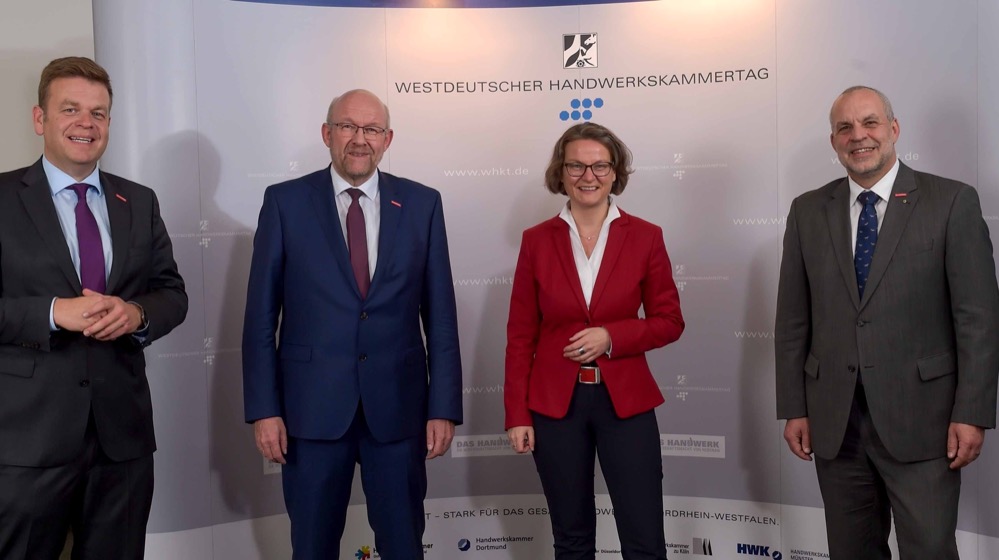 Bildzeile: Der neue WHKT-Präsident Berthold Schröder (2.v.l.) gemeinsam mit Ministerin Ina Scharrenbach, dem neuen WHKT-Vizepräsidenten Jochen Renfordt (r.) und WHKT-Hauptgeschäftsführer Matthias Heidmeier (l.) Berthold Schröder, Präsident der Handwerkskammer (HWK) Dortmund, ist am 29.Oktober 2021 zum Präsidenten des Westdeutschen Handwerkskammertags (WHKT), der Dachorganisation der sieben nordrhein-westfälischen Handwerkskammern, gewählt worden. Einstimmig sprach sich die Mitgliederversammlung des WHKT für den 61-jährigen Handwerksmeister aus Hamm aus, der zuvor das Amt des Vizepräsidenten innehatte. Berthold Schröder ist selbstständiger Zimmerermeister aus Hamm und verfügt über langjährige Erfahrungen im Ehrenamt. In der Funktion des WHKT-Präsidenten folgt er auf Hans Hund, der 2016 ins Amt gewählt wurde. Mit großer Herzlichkeit gratulierte Hans Hund seinem Nachfolger zur Wahl und bedankte sich bei ihm für die Unterstützung in der bisherigen Funktion als Vizepräsident. Präsident Berthold Schröder über die anstehenden Vorhaben: „Nach der Pandemie steht das nordrhein-westfälische Handwerk vor großen Herausforderungen. Eine unserer dringlichsten Aufgaben wird es sein, für ausreichend Fachkräftenachwuchs zu sorgen. Dazu müssen wir die sicheren Beschäftigungsperspektiven und die hervorragenden Karrieremöglichkeiten im Handwerk transparenter machen. Eine weitere Aufgabe wird es sein, im Schulterschluss mit der Landespolitik für mehr Entlastungen und einen stärkeren Bürokratieabbau zu sorgen. Ebenso gehören Digitalisierung und Nachhaltigkeit zu den großen Zukunftsthemen, die wir gemeinsam anpacken müssen.“ Zu den ersten Gratulanten des neuen Präsidenten gehörte Ina Scharrenbach, Ministerin für Heimat, Kommunales, Bau und Gleichstellung des Landes NRW, die zum Tagesordnungspunkt „Politiker im Dialog“ als Gast an der WHKT-Vollversammlung teilgenommen hatte. „Ich gratuliere Herrn Schröder zu seiner Wahl und wünsche ihm viel Erfolg für das neue Amt als Präsident des Westdeutschen Handwerkskammertages. Er verfügt über viel Erfahrung und das nötige Know-how. Nach einer Wahlperiode als Vizepräsident ist er zudem bestens auf die verantwortungsvolle Aufgabe vorbereitet. Ich freue mich auf die weitere Zusammenarbeit.“ Zum neuen Vizepräsidenten auf Arbeitgeberseite wurde Jochen Renfordt, Präsident der Handwerkskammer Südwestfalen und selbstständiger Malermeister aus Iserlohn, gewählt. Hans Hund wurde von den Mitgliedern der Vollversammlung einstimmig zum Ehrenpräsidenten des WHKT ernannt.