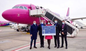 Die ungarische Fluggesellschaft Wizz Air hat heute die neue Flugverbindung von Dortmund nach Plovdiv aufgenommen. Ab sofort fliegt die Airline zweimal wöchentlich in die zweitgrößte Stadt Bulgariens – jeweils mittwochs und sonntags. Neben Burgas, Sofia und Varna ist Plovdiv das vierte Ziel in Bulgarien, die Reisende mit Wizz Air direkt ab Dortmund erreichen können. „Wizz Air verbindet Dortmund mit einer der ältesten Städte Europas, die vielen gar nicht bekannt ist.“, kommentiert Guido Miletic den Erstflug, Leiter Airport Services und Marketing am Dortmunder Flughafen. „Plovdiv ist mit seinem Mix aus antiker Geschichte und moderner Kultur ein Geheimtipp abseits des Gewöhnlichen.“ Plovdiv ist eine Stadt mit langer Geschichte – die ersten Siedlungsspuren stammen aus dem 6. Jahrtausend vor Christus. Es überrascht daher nicht, dass das antike Plovdiv im Jahr 2004 den Titel „UNESCO Welterbe“ verliehen bekommen hat. Als Europas Kulturhauptstadt des Jahres 2019 finden sich in Plovdiv zudem zahlreiche Galerien, Ausstellungen, Straßenfeste und Festivals; dank der vielen Künstler und der 40.000 Studenten wird es in der Stadt kaum langweilig. Bild: Guido Miletic, Leiter Airport Services und Marketing, begrüßt die Wizz Air-Crew auf dem Vorfeld.