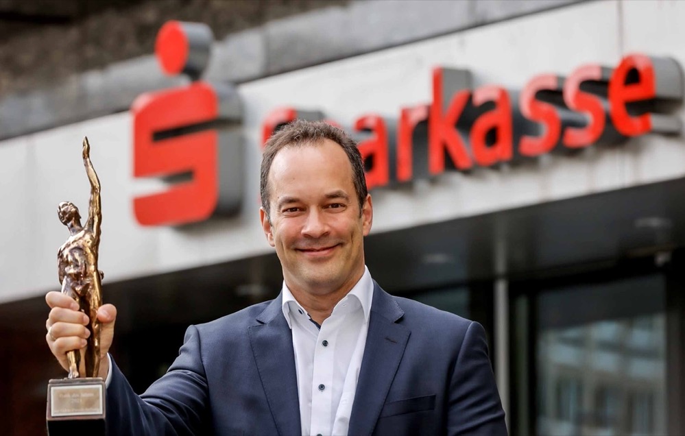 Die Sparkasse Dortmund hat von der Oskar-Patzelt-Stiftung den Sonderpreis „Bank des Jahres“ im Rahmen des renommierten Wirtschaftswettbewerbs „Großer Preis des Mittelstandes“ verliehen bekommen. Damit würdigt die Stiftungsjury den Einsatz der Sparkasse für die mittelständische Wirtschaft in ihrer Region. Besonders erwähnt werden unter anderem die individuelle Kundenbetreuung kleiner und mittlerer Unternehmen aller Branchen, die Unterstützung von Existenzgründungen durch das Start-up-Center und das Firmenkundenportal in der Internet-Filiale der Sparkasse. Für den Sonderpreis nominiert wurde die Sparkasse Dortmund durch die KFM Deutsche Mittelstand AG. Peter Orth (Foto), Vorstandsmitglied der Sparkasse, nahm den Sonderpreis entgegen: „Über die Auszeichnung war ich sehr überrascht. Es ist eine tolle Würdigung der Leistung der Mitarbeiter:innen. Gleichzeitig geht mein Dank an unsere mittelständischen Kund:innen für ihre Treue, ohne die unsere Arbeit und damit dieser Preis nicht möglich wären.“ Die Oskar-Patzelt-Stiftung, mit Sitz in Leipzig, würdigt bundesweit herausragende Leistungen mittelständischer Unternehmen und verleiht seit 1994 jährlich den Wettbewerbspreis „Großer Preis des Mittelstands“. Außerdem zeichnet die Stiftung je eine Kommune und eine Bank mit Sonderpreisen aus. Aufgeteilt ist der Wettbewerb in sechs Regionen. An der Preisverleihung für Nordrhein-Westfalen nahm unter anderem Prof. Dr. Andreas Pinkwart, NRW-Minister für Wirtschaft, Innovation, Digitalisierung und Energie, teil.