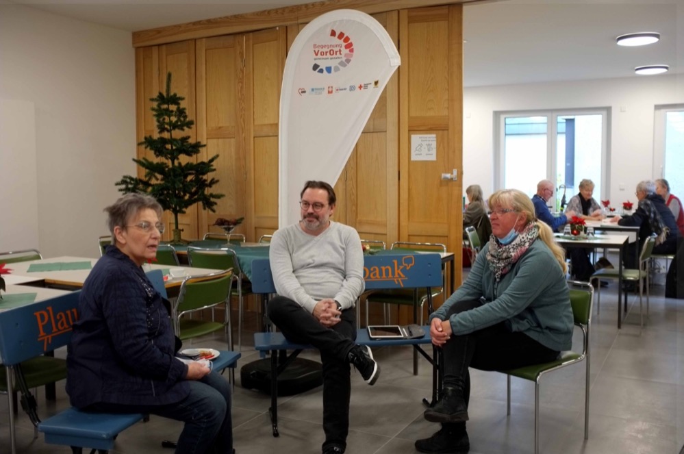 Sie wurde von allen Gästen des Spiele- und Kreativnachmittages sofort wiedererkannt: die Plauderbank. Begegnung VorOrt hatte die Sitzgelegenheit jetzt zum letzten Mal in diesem Jahr aufgebaut und das im Warmen. In der neuen AWO-Begegnungsstätte in Husen nahmen Bezirksbürgermeister Werner Gollnick und seine Stellvertreterin Andrea Ivo (r.) darauf Platz und notierten sich, wo den Einwohner*innen des Bezirks Scharnhorst der Schuh drückt. So sind unter anderem barrierefreie Bushaltestellen an der Eichwaldstraße und ein zügiger Wiederaufbau einer Sparkassenzweigstelle in Lanstrop gewünscht. Auch Begegnungsstättenleiterin Ulrike Weichelt (l.) konnte ihre Anliegen vortragen und anschließend Ivo und Gollnick, der zum ersten Mal an dieser Adresse war, durch die neuen Räume des AWO-Treffpunkts führen.