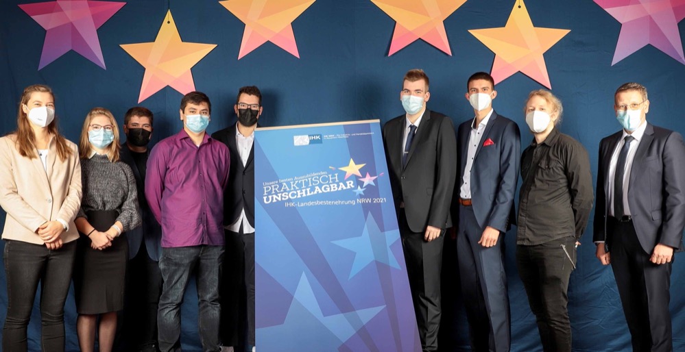 Die 246 „IHK-Landesbesten NRW 2021“ sind die jeweils zwei Prüfungsbesten in den über 120 Ausbildungsberufen samt Fachrichtungen, die die IHKs prüfen. Sie sind damit die „Besten der Besten“ unter den 3.975 jungen Frauen und Männern, die ihre Abschlussprüfung mit „sehr gut“ bestanden, also mindestens 92 von 100 Punkten erreicht haben. Manche Leistungen lagen so dicht beieinander, dass erst die zweite Stelle hinter dem Komma den Ausschlag für die Platzierung gab. In wenigen Fällen waren zwei Personen zweitplatziert. Das Spektrum der über 120 Ausbildungsberufe, in denen die IHKs die Prüfung ab-nehmen, reicht von A wie Anlagenmechaniker über Industriekaufleute bis Z wie Zerspanungsmechaniker, darunter auch eher weniger bekannte wie: Brauerin und Mälzerin, Fachkraft für Fruchtsafttechnik, Kanalbauer, Süßwarentechnologin. Die 39 IHK-Bundesbesten von Unternehmen aus Nordrhein-Westfalen gehören zu den 222 Auszubildenden aus ganz Deutschland, die ihre betriebliche Ausbildung im bundesweiten Vergleich als Jahrgangsbeste ihres jeweiligen IHK-Berufs abgeschlossen haben. Die zwölf Landesbesten von Ausbildungsbetrieben in Dortmund, Hamm und im Kreis Unna: Gerrit Hagemann Eisenbahner/-in im Betriebsdienst DB Regio Aktiengesellschaft, Düsseldorf Manuel Herbert Wesche Bergbautechnologe/in REDPATH DEILMANN GmbH, Dortmund Oliver Märtin (auch Bundesbester) Berufskraftfahrer/-in EDEKA Rhein-Ruhr Stiftung & Co. KG, Moers Justus Frederik Poser Fachkraft für Veranstaltungstechnik Beuchel Verleih von Licht und Ton, Dortmund Mohamed El Idrisi Kaufmann / Kauffrau für Versicherungen und Finanzen Maklersozietät Sellmann & Worm GmbH, Dortmund Quentin Federau Mediengestalter/-in Bild und Ton, Technische Universität Dortmund Marco Lienau Medientechnologe/-technologin Druckverarbeitung Lensing Druck GmbH & Co. KG Dortmund Joanne Schieser Mikrotechnologe/-technologin, Raith GmbH, Dortmund Sebastian Wimbert Berufskraftfahrer/-in, KS-Reisen GmbH, Fröndenberg/Ruhr Mériem Brachmann Medienkaufmann / Medienkauffrau Digital und Print Verlag Lensing-WolffGmbH & Co. KG, Dortmund Felix Schuster Mediengestalter/-in Bild und Ton, Technische Universität Dortmund Jonas Rabelt Kaufmann / Kauffrau im E-Commerce, Zurbrüggen Wohn-Zentrum GmbH, Unna