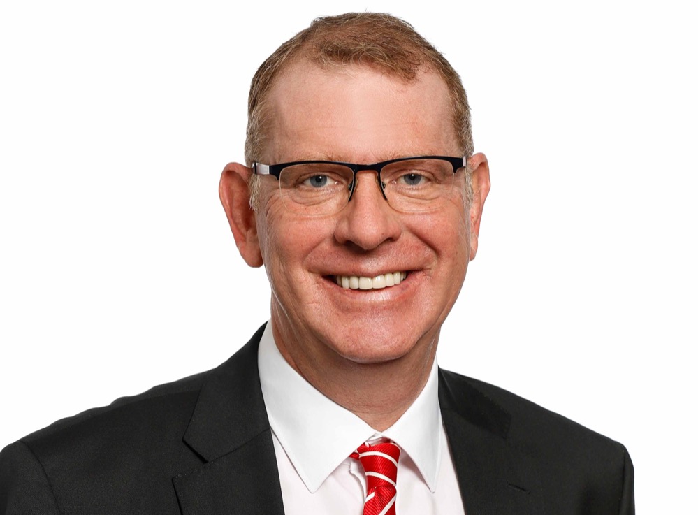 Die Mitgliederversammlung der Gesellschaft für Westfälische Wirtschaftsgeschichte (GWWG) wählte auf ihrer diesjährigen Mitgliederversammlung 2021 Dirk Schaufelberger, Vorsitzender des Vorstands der Sparkasse Dortmund, einstimmig zu ihrem neuen Schatzmeister. Schaufelberger folgt damit Martin Eul, der das Amt seit 2009 inne hatte. Eul hat in diesem Jahr mit Vollendung seines 60. Lebensjahres auf eigenen Wunsch den Vorstandsvorsitz der Dortmunder Volksbank in jüngere Hände gelegt und sich auch von allen ehrenamtlichen Tätigkeiten zurückgezogen. Die 1951 gegründete Gesellschaft ist ein mehr als 630 Mitglieder umfassendes Netzwerk aus Wirtschaft, Wissenschaft, Kultur und Politik, das die Arbeit des Westfälischen Wirtschaftsarchivs fördert, eigene wissenschaftliche Publikationen herausgibt sowie Vortragsveranstaltungen und Symposien organisiert. „Wir verstehen uns als zentrale Informations- und Dokumentationsstellen für die Wirtschaft in Westfalen und Lippe. Unser Credo: Geschichte erleben, Wirtschaft verstehen und die Zukunft gestalten. Wir freuen uns, dass Dirk Schaufelberger uns künftig in verantwortlicher Position unterstützen wird,“ so der Vorsitzende der GWWG Dr. Ansgar Fendel, Geschäftsführer der REMONDIS Assets & Services GmbH & Co. KG. Dem geschäftsführenden Vorstand gehören darüber hinaus Jürgen Wannhoff, Vizepräsident des Sparkassenverbandes Westfalen-Lippe, und Dr. Karl-Peter Ellerbrock, Direktor des Westfälischen Wirtschaftsarchivs, an.