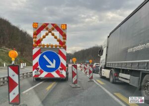 Autos und Lkw müssen massive Umwege und Staus in Kauf nehmen. 