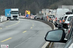 Autos und Lkw müssen massive Umwege und Staus in Kauf nehmen. 