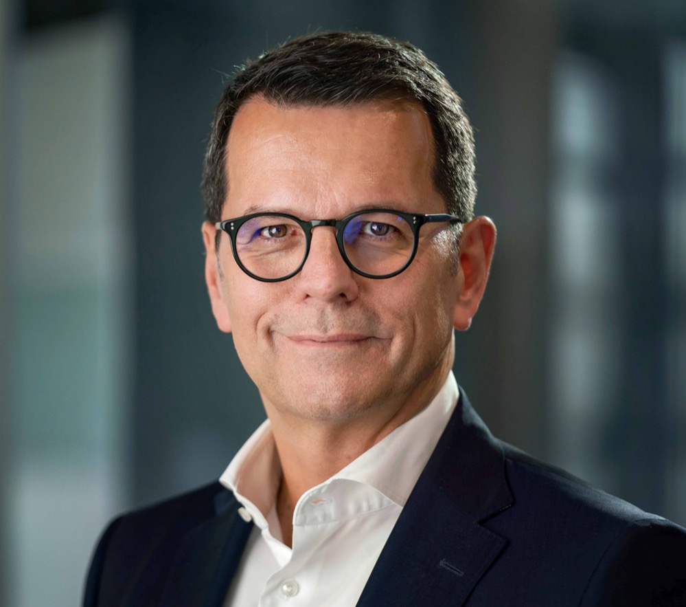 Er ist seit über 30 Jahren in der Automobil-Branche tätig, davon rund 20 Jahre an der Spitze führender Handelsunternehmen – seit Oktober 2021 ist Thomas Spiegelhalter neuer CEO der Hülpert Unternehmensgruppe. „Ich freue mich darauf, in der wachstumsstarken Region Dortmund den Wandel der Mobilität voranzutreiben. Die Hülpert Unternehmensgruppe ist als renommierter Händler weit über die Grenzen des Ruhrgebiets bekannt. Gemeinsam mit dem Führungsteam werden wir das Unternehmen weiterentwickeln und damit für die Zukunftsfähigkeit des Unternehmens sorgen“, verspricht Spiegelhalter. Der 57-jährige Wahl-Münsteraner war zuletzt Geschäftsführender Direktor (COO) der Egon Senger Holding und zusätzlich Geschäftsführer der Egon Senger GmbH in Rheine. Die Senger Gruppe gehört zu den größten Autohandelsgruppen in Deutschland. Davor war er Vorsitzender des Vorstandes (CEO) der Sixt Leasing SE und Sprecher der Geschäftsführung der Beresa-Gruppe, die zu den größten Mercedes-Benz-Vertretern in Deutschland gehören. Spiegelhalter ist verheiratet und dreifacher Familienvater. Aktuell beschäftigt Hülpert rund 900 Mitarbeiter an dreizehn Betriebsstätten in Dortmund, Unna, Soest, Bergkamen und Recklinghausen. Mit jährlich rund 17.000 verkauften Fahrzeugen und einem Jahresumsatz von rund 500 Millionen Euro ist die Hülpert Unternehmensgruppe nicht nur der größte Automobilanbieter für Volkswagen PKW und Nutzfahrzeuge, Audi, Porsche, ŠKODA, SEAT und CUPRA im östlichen Ruhrgebiet, sondern zählt auch zu den Top 30 Automobil-Handelsunternehmen in Deutschland.