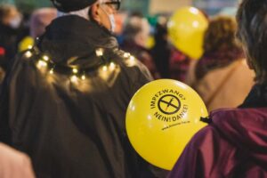 "Imfpzwang? Nein! Danke!" steht auf den gelben Ballons.