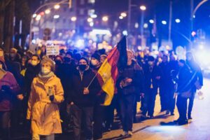 In der Spitze nahmen mehrere hundert Menschen an den Anti-Corona-Protestmärschen teil. 