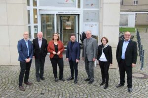 Vor dem Gebäude der Auslandsgesellschaft auf der Nordseite des Hauptbahnhofs: v.l. Marc Frese (Geschäftsführer), Wolfram Kuschke (Kuratoriumsvors.), Anja Butschkau, Thomas Kutschaty, Klaus Wegener (Präsident), Nadja Lüders und Volkan Baran.