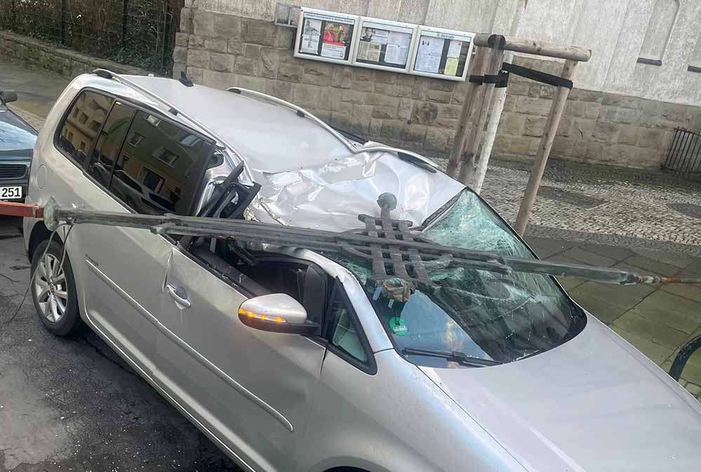 Glück im Unglück: Das Kreuz stürzte vom Dach der Kirche St. Gertrudis auf ein parkendes Auto, in dem sich niemand aufhielt.