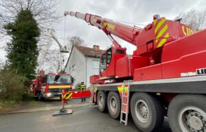 Der Kranwagen im Einsatz „Am Gastkamp“.