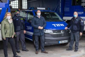 Rund 1000 neue Fahrzeuge erhielten die Ortsverbände des Technischen Hilfswerks (THW) im vergangenen Jahr vom Bund. Auch der THW-Ortsverband Dortmund hatte drei neue Fahrzeuge erhalten. Die SPD-Bundestagsabgeordneten Sabine Poschmann und Jens Peick besichtigten nun vor Ort den Fuhrpark des THW. "Das Fahrzeugbeschaffungsprogramm des Deutschen Bundestages hat die SPD-Fraktion in der vergangenen Legislaturperiode auf den Weg gebracht, um den in die Jahre gekommenen Fahrzeugbestand des THW zu modernisieren. Ich freue mich sehr, dass die haupt- und ehrenamtlichen Helferinnen und Helfer des THW auch in unserer Region davon profitiert haben. Nun wollen wir uns vor Ort davon überzeugen, dass die zwei Mannschaftstransportfahrzeuge sowie ein Anhänger gut angekommen sind", so Sabine Poschmann. "Das THW leistet mit seinen über 80.000 ehrenamtlich Engagierten seit über 70 Jahren einen ganz entscheidenden Beitrag zum Zivil- und Katastrophenschutz in unserem Land. Sei es bei der Bewältigung von Überschwemmungen und Hochwasser-ereignissen, von Waldbränden oder bei Bergungs- oder Rettungseinsätzen. Auch in der Corona-Pandemie wäre der schnelle Aufbau von Impfzentren ohne das THW vielerorts nicht zu stemmen gewesen", ergänzt Jens Peick. Besonders in Erinnerung ist der Einsatz des THW bei der Hochwasserkatastrophe im Sommer 2021: Über 14.000 haupt- und ehrenamtliche THW-Einsatzkräfte aus allen Ortsverbänden Deutschlands haben mit angepackt, um in den betroffenen Gebieten bundesweit, besonders aber im Süden und Westen zu helfen. "Den Einsatz und das Engagement des THW können wir gar nicht genug würdigen. Deshalb haben wir uns in der SPD vehement dafür eingesetzt, dass die ehrenamtlichen Helferinnen und Helfer möglichst gute Rahmenbedingungen und die dafür notwendige finanzielle Ausstattung zur Verfügung gestellt bekommen", erklärt Poschmann. Dienststellenleiter Jörg Rottmann nahm sich viel Zeit, um den Bundestagsabgeordneten die Arbeit des THW und die Fachgruppen im Ortsverband Dortmund vorzustellen. Anschließend führte er gemeinsam mit seinem Stellvertreter Olaf Rottmann und einigen Ehrenamtlichen über das THW-Gelände und durch den Fuhrpark. Dabei wurde deutlich, wie vielfältig die Aufgaben des THW sind. So wurde die Küche besichtigt, in der im Notfall die Verpflegung großer Gruppen organisiert wird, wie auch die verschiedenen Fahrzeugtypen, die für Technische Hilfseinsätze und Gefahrenabwehr ausgerüstet sind. "Heute so viele engagierte Menschen zu treffen, die sich ehrenamtlich im Katastrophenschutz engagieren, hat bestätigt, dass das Geld des Fahrzeugprogrammes gut investiert gewesen ist", so Peick.