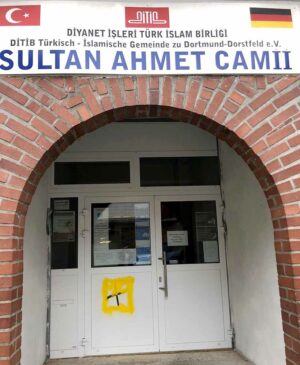 Zum zweiten Mal wurden Hakenkreuze an die Sultan-Ahmet-Camii-Moschee geschmiert.