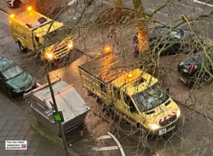 Nicht nur die Feuerwehr, auch die Straßenreinigung war unterwegs. Sie befreite die Straßen auch von kleinerem Astwerk.