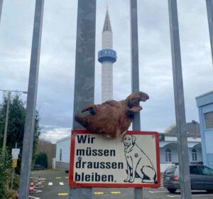 Am 5. Dezember 2021 wurde am Tor der Selimiye-Moschee in Eving ein Schweinekopf platziert. Davor gab es Drohbriefe.