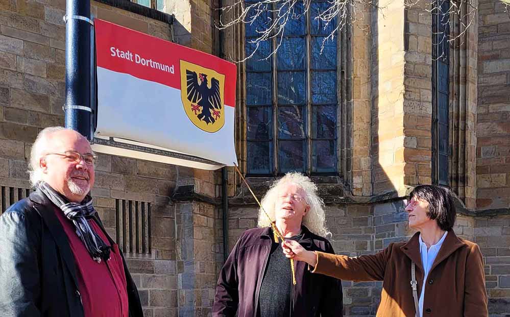 Die Bezirksbürgermeister Ralf Stoltze und Friedrich Fuß mit Initiatorin  Annelie Haas bei der Enthüllung.