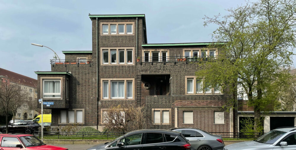 Fassade an der Clemens-Veltum-Straße, früher Lessingstraße