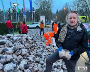 Künstler Volker-Johannes Trieb hat mit Unterstützung der AWO-Bezirks in Dortmund die Aktion umgesetzt.