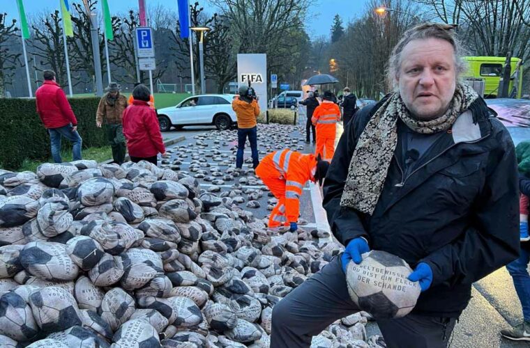 Künstler Volker-Johannes Trieb hat mit Unterstützung der AWO-Bezirks in Dortmund die Aktion umgesetzt.