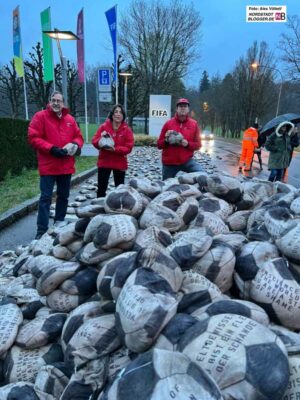 Michael Scheffler (AWO WW), Ingrid Lebherz und Felix Neuhaus (AWO International) packten mit an, um die Bälle vor der FIFA-Zentrale zu verteilen.