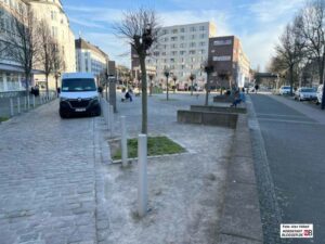 Schön ist anders: Der Mehmet-Kubaşık-Platz tut sich nicht gerade mit einer hohen Aufenthaltsqualität hervor.